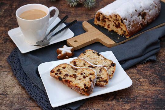Weihnachtsstollen oder Christstollen traditioneller deutscher Kuchen zu Weihnachten und Adventszeit mit einer Tasse Kaffee.