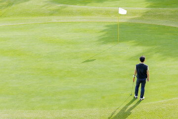 ゴルフを楽しむ日本人のミドル男性