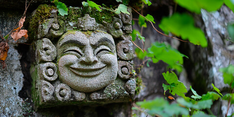 Cara feliz tallada en la piedra