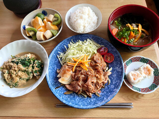The classic dish found at local eateries: Pork ginger fried set meal (includes kenchinjiru soup, a small dish, and a dessert bowl) / 町の洋食屋さんで食べる定番メニュー～豚の生姜焼き定食(とん汁・けんちん汁，小皿料理，デザートボウル付き)