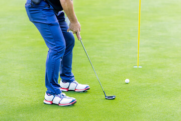 ゴルフを楽しむ日本人のミドル男性