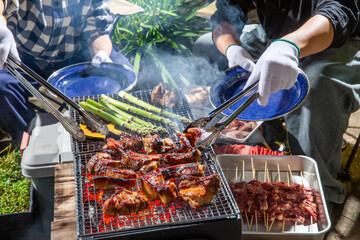 スペアリブのバーベキューをベランダで楽しむ男性