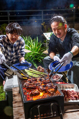 スペアリブのバーベキューをベランダで楽しむ男性