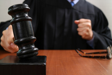 Judge hitting gavel in courtroom decision moment