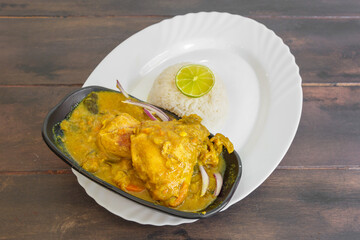 Colombo de poulet à l’antillaise, servi avec du riz blanc, plat créole traditionnel. Cuisine antillaise. 