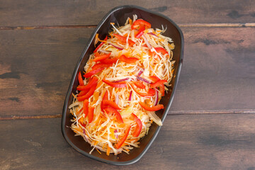 Pikliz cr&eacute;ole aux poivrons, condiment &eacute;pic&eacute; ha&iuml;tien de la cuisine antillaise. Cuisine cr&eacute;ole. 