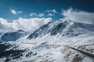 Obraz premium Majestic Loveland Pass: A Scenic Alpine Landscape in Colorado's Rocky Mountains