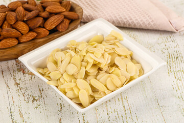 Sliced almond nut for culinary