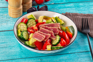Salad with tuna tataki and avocado