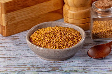 Raw dry aroma flavour mustard seeds