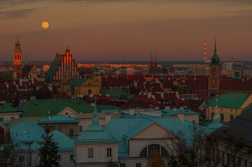 Wschód Księżyca nad Historycznym Starym Miastem w Warszawie: Panorama Czerwonych Dachów w Cieple Złotej Godziny. © smoku7979