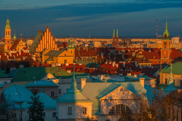 Stare Miasto w Warszawie i jego Panorama Czerwonych Dach&oacute;w, Zabytkowej Architektury o zachodzie słońca