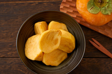 皮を剥いてカットした秋の味覚「柿」