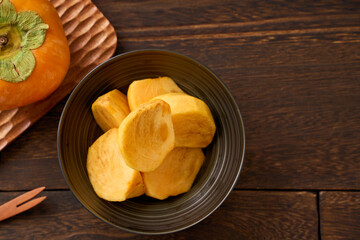 皮を剥いてカットした秋の味覚「柿」