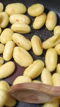 Gnocchis dor&eacute;s en cuisson dans une po&ecirc;le