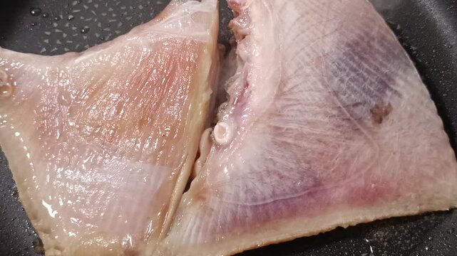 Ailes de raie fra&icirc;ches en cuisson &agrave; la po&ecirc;le