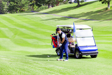 ゴルフを楽しむ日本人のミドル男性