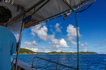 Obraz premium 座間味島無人島渡しの渡し船。 美しいサンゴ礁と熱帯魚の群れ。 安室島沖縄県 島尻郡慶良間諸島座間味島-2025 サンゴの産卵があり卵が漂う。沖縄本島から40km西方の諸島。30以上の島嶼群全体が国立公園に指定。珊瑚礁の青い海と白い砂浜は世界屈指の美。貴重な動植物が多数生息。 