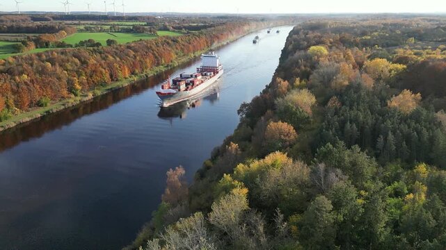 Containerschiff im Herbst im Nord-Ostsee-Kanal