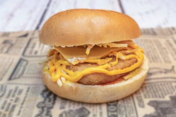 Crispy chicken burger with sliced ​​green apple, walnut toast, and 14. Maple mayonnaise on walnut bread