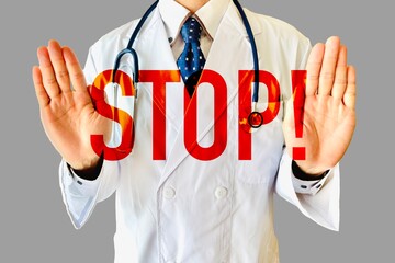 手を上げて拒否する医者とストップの文字