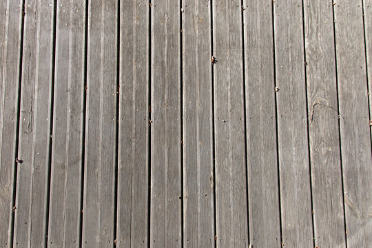 Plan rapproch&eacute; d'une vue du dessus d'un plancher en bois gris&eacute; d'une terrasse