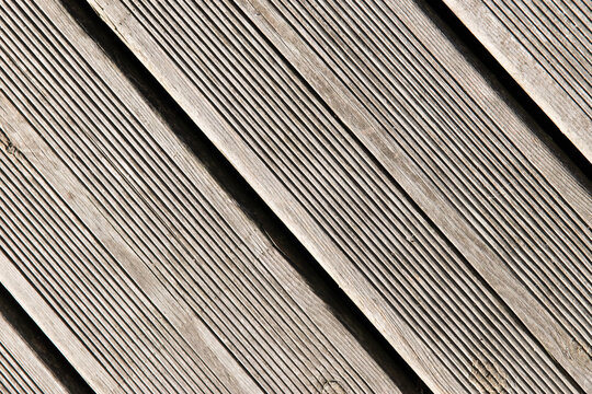 Plan rapproch&eacute; d'un plancher en bois d'une terrasse en ext&eacute;rieur, format horizontal