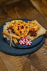 Cartellate al miele con cannella e anice stellato 