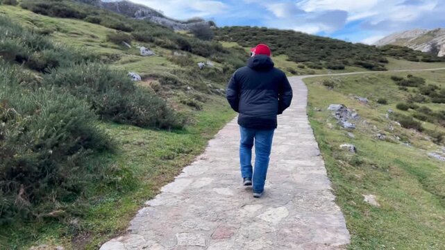 Senderista en los Lagos de Covadonga, Asturias