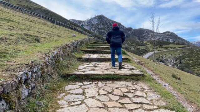 Senderista subiendo escalones en los Lagos de Covadonga, Asturias, 