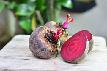 A beterraba &eacute; recomendada para situa&ccedil;&otilde;es de anemia, devido &agrave; riqueza em ferro e &aacute;cido f&oacute;lico. As folhas de beterraba possuem propriedades ben&eacute;ficas