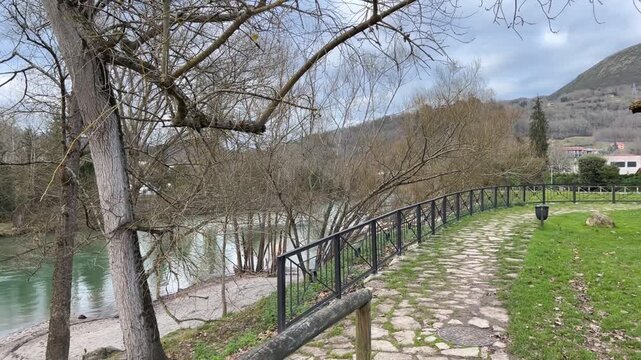 H&oacute;rreo a la orilla del r&iacute;o Sella en Cangas de On&iacute;s, Asturias