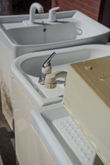 廃棄された洗面化粧台