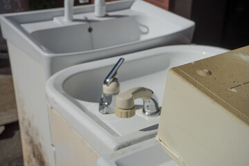 廃棄された洗面化粧台