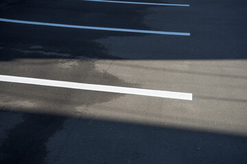 水跡が残る駐車場