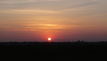 Obraz premium Glimpse of the fading sun at evening twilight