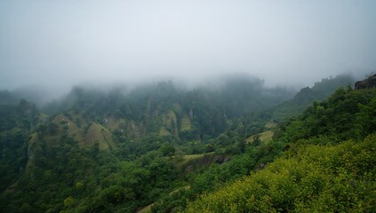Obraz premium Kashmir mountains shrouded in fog, highlighting erosion risk