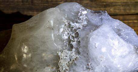 Bloque de sal en forma de piedra con formas abstractas 