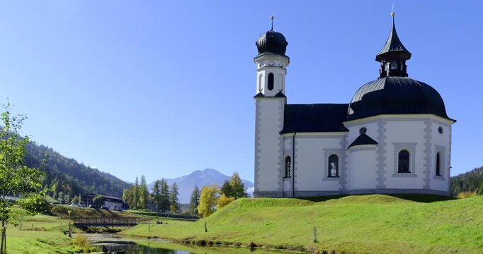 Seekirche Heiliges Kreuz, Seefelder Seekirchl, spiegelt sich im Wasser des Raabach, Seefeld, Tirol, &Ouml;sterreich, Europa