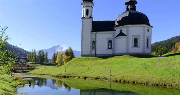 Seekirche Heiliges Kreuz, Seefelder Seekirchl, spiegelt sich im Wasser des Raabach, Seefeld, Tirol, &Ouml;sterreich, Europa