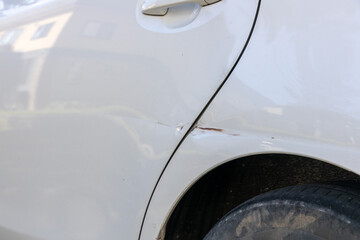 自動車の後部ドア付近のへこみ傷