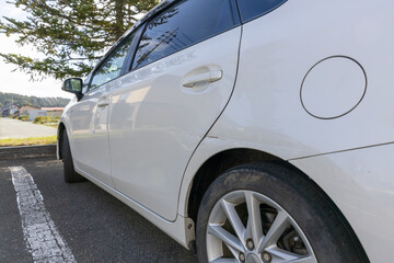 自動車の後部ドア付近のへこみ傷