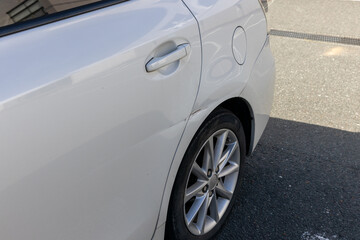 自動車の後部ドア付近のへこみ傷