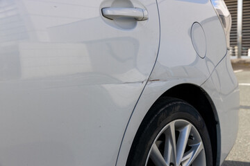 自動車の後部ドア付近のへこみ傷