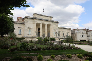 Obraz premium Palais de justice, vue de l'extérieur, ville de Saintes, département de la Charente Maritime, France