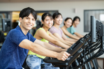 ジムでトレーニングする人々　撮影協力：スポーツクラブ&サウナスパ ルネサンス 幕張24