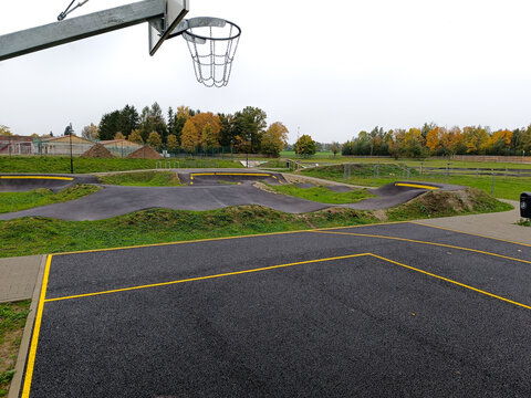 Freizeitsportbereich im Park mit Basketballfeld und Fahrradparcour.