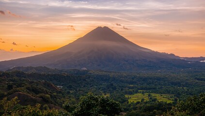 Obraz premium Dawn scenery showcasing the splendor of a volcanic peak