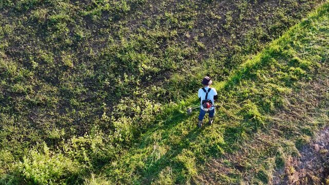 草刈り作業　エンジン刈り払い機　除草　田んぼ　農業　イメージ