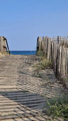 Un chemin en caillebotis en bois menant &agrave; la plage des Trois Digues &agrave; S&egrave;te